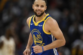 中欧体育官方网站-关于刷新纪录引发热议！，库里在巴黎圣日耳曼比赛中最后时刻胜出赛场气氛高涨的信息