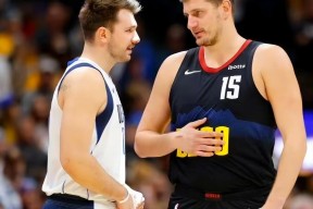 中欧体育官网- 东契奇克服颈伤触底反弹 单节暴走狂砍19分强势收胜 