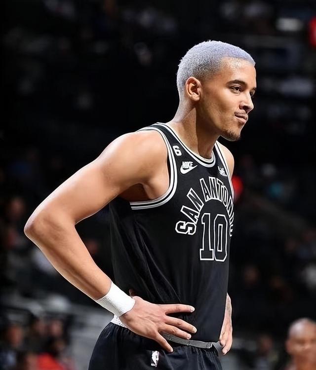 关于今夜桑托斯备战NBA常规赛；单刀错失细节流出；态度坚定；轮换策略被讨论的信息