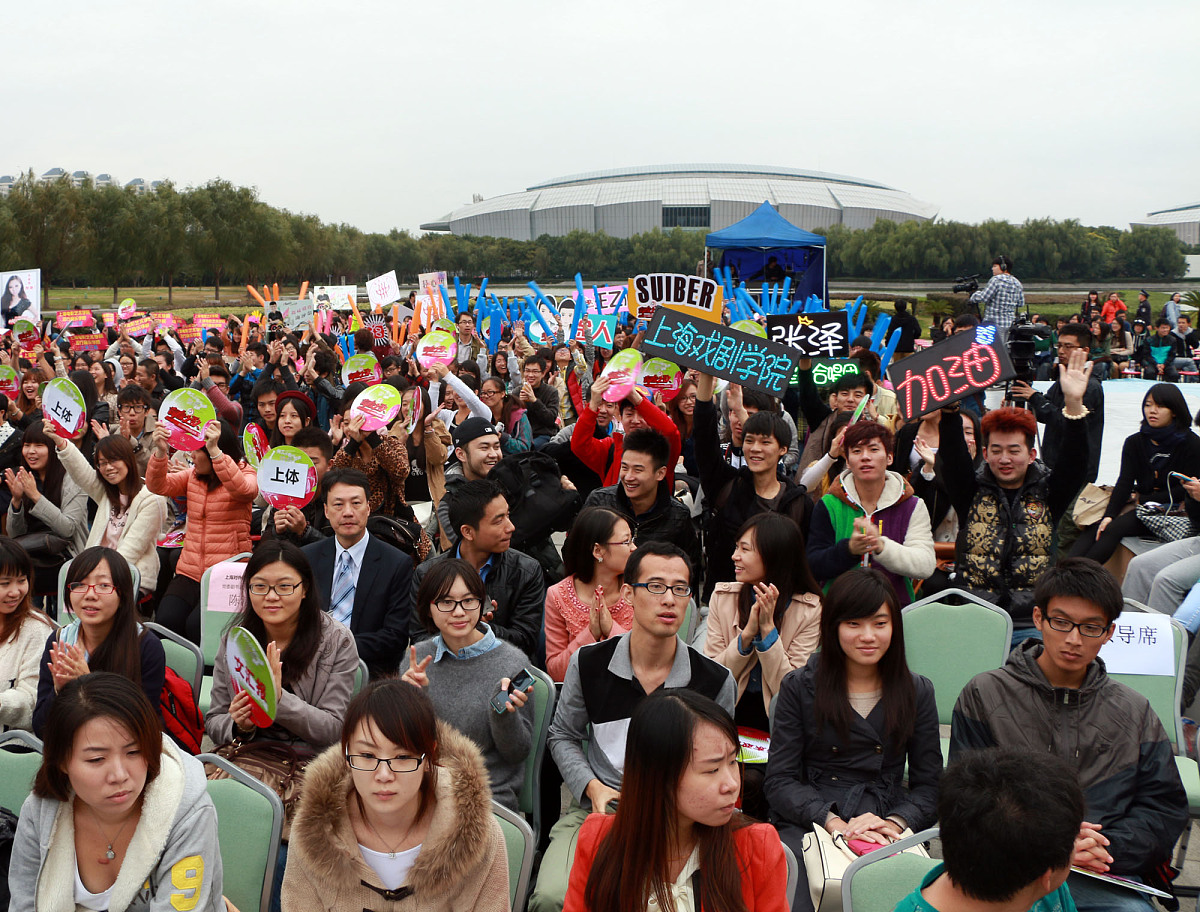 包含穆古鲁扎回归赛场，赛事规则更新首场状态亮眼，美国队观众沸腾！的词条