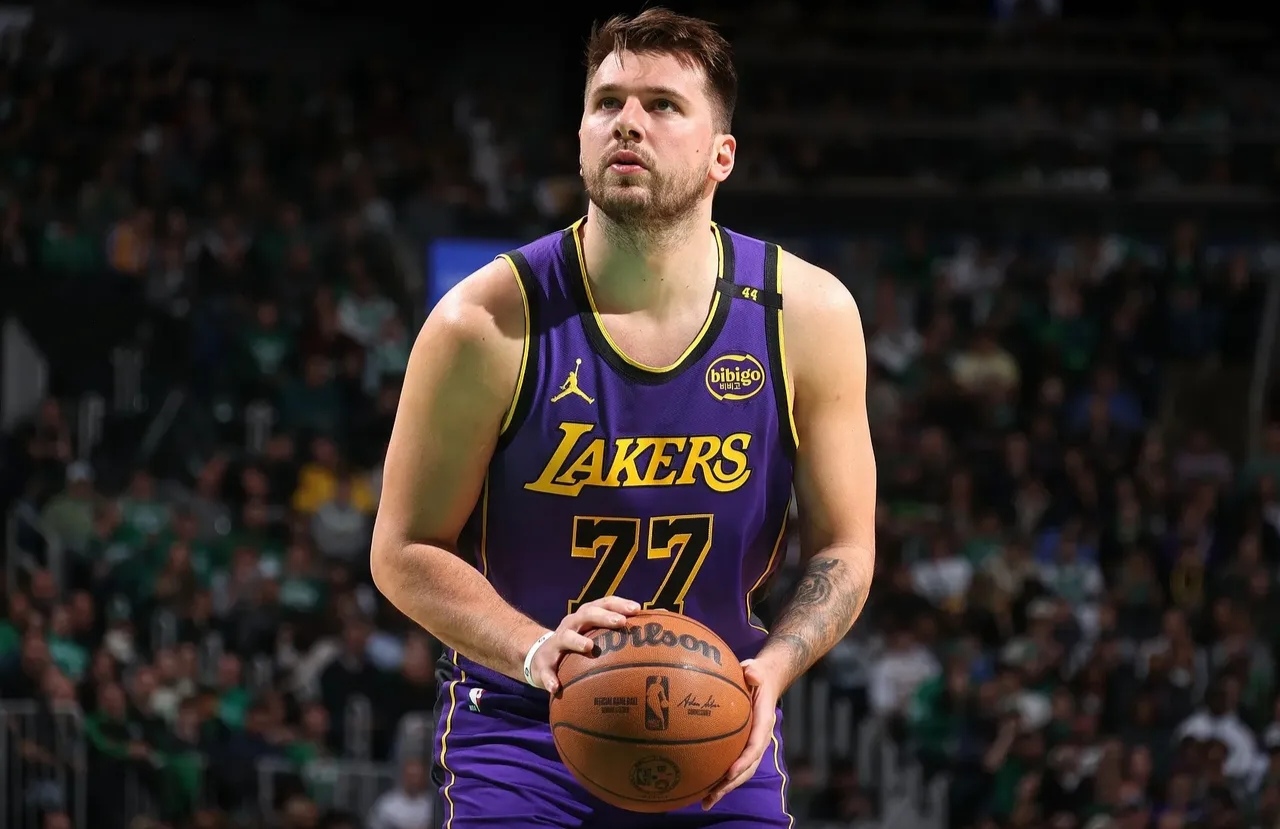 东契奇回归赛场，突破纪录首场状态亮眼，美国队观众沸腾！的简单介绍